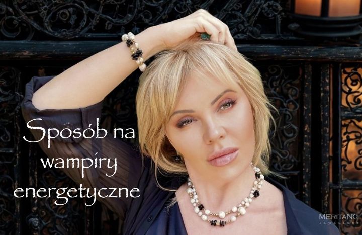 Kobieta w czarnej bluzce w bizuterii z perła