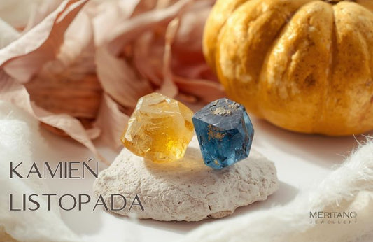 Żółty i niebieski topaz obok dyni