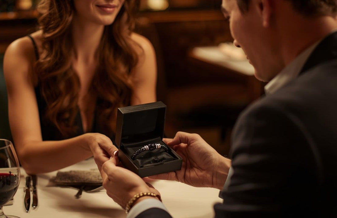 Para w restauracji - kobieta wręcza meżczyżnie w prezencie bransoletkę z kamieni naturalnych