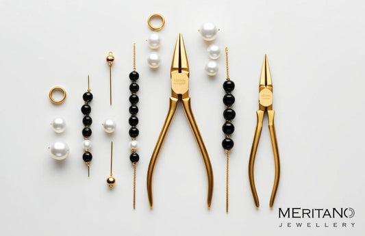 Narzędzia jubilerskie, szczypce leżące obok pereł