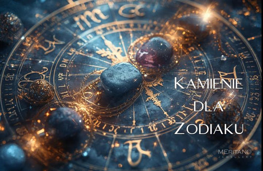 Złoty zegar astrologiczny z symbolami znaków zodiaku, udekorowany kamieniami szlachetnymi i otoczony świetlistymi refleksami – grafika Meritano Jewellery