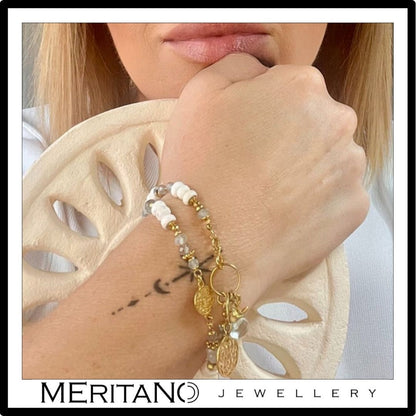 biała bransoletka howlit akwamaryn topaz moneta na ręce