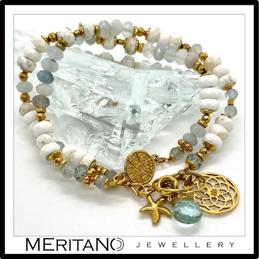 Biała, podwójna bransoletka z howlitem i akwamarynem, ozdobiona złotą monetą obok szkła
