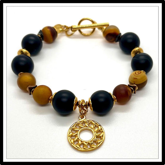 Bransoletka z agatem i zawieszką. Widok z góry.