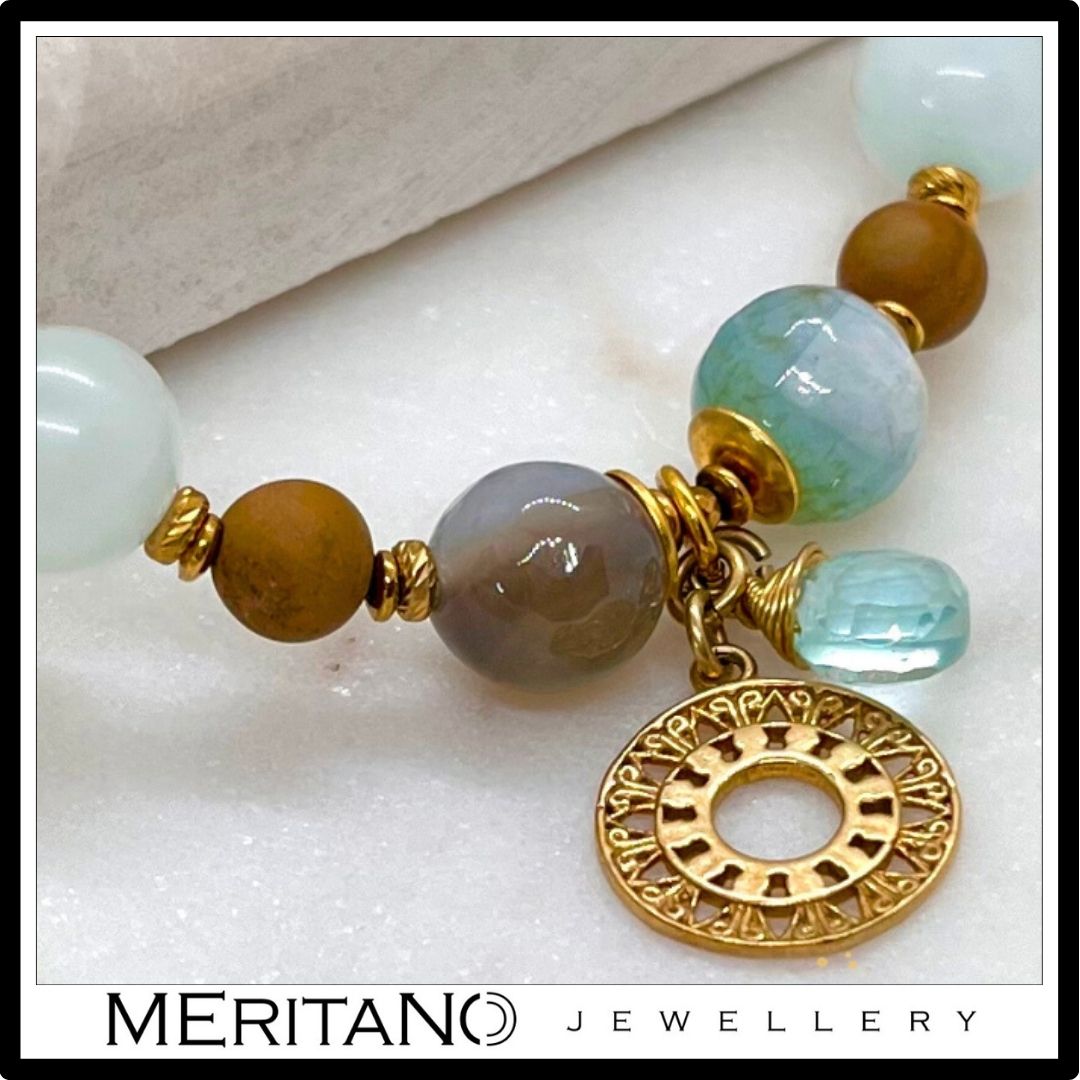 Bransoletka z jaspisem, agatem i kwarcem z zawieszką - zbliżenie