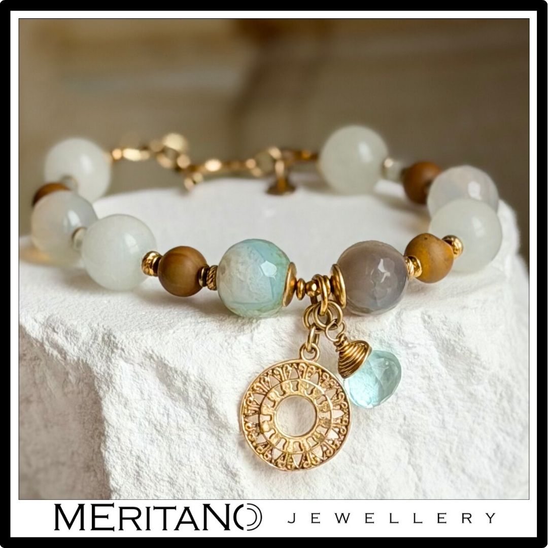 Bransoletka z agatem, jaspisem i kwarcem w niebieskich kolorach, ze złotą zawieszką i topazem