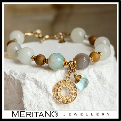 Bransoletka z agatem, jaspisem i kwarcem w niebieskich kolorach, ze złotą zawieszką i topazem