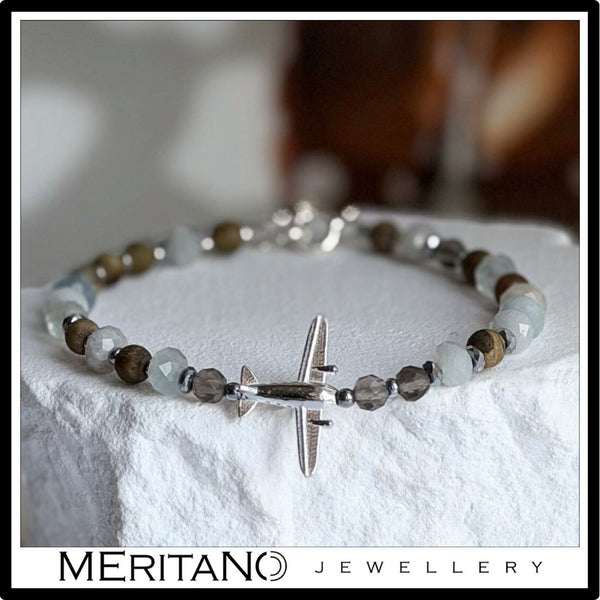 Bransoletka z samolotem, akwamarynem i agatem na białym gipsie, srebro