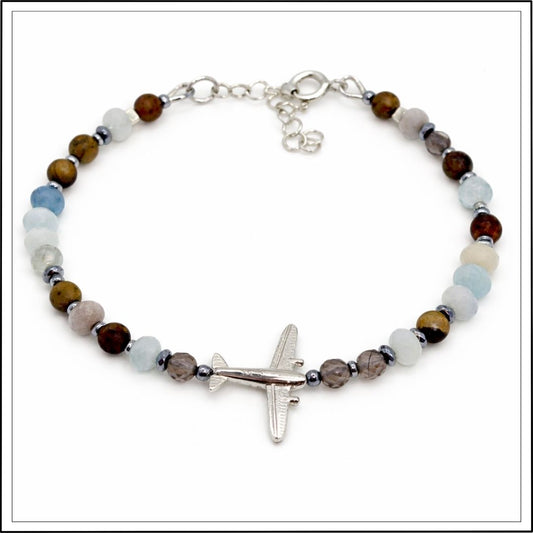 Bransoletka z samolotem, akwamarynem i agatem na białym tle