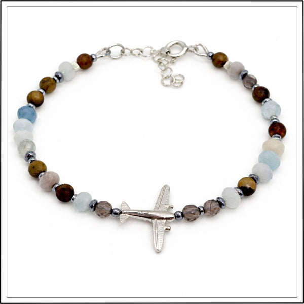 Bransoletka z samolotem, akwamarynem i agatem na białym tle