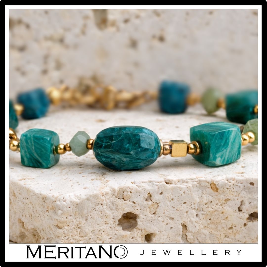 Bransoletka z kamieni naturalnych amazonitu i apatytu leżąca na trawertynie - detale