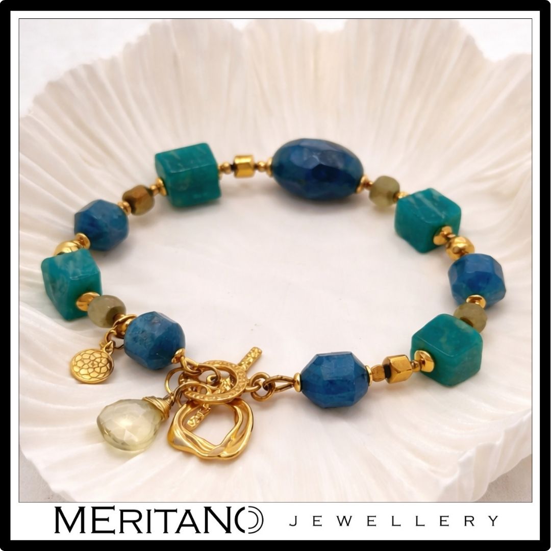 Bransoletka z amazonitem i apatytem, zbliżenie na zawieszkę