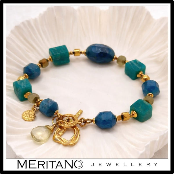 Bransoletka z amazonitem i apatytem, zbliżenie na zawieszkę