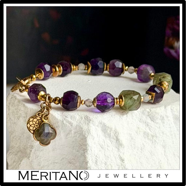 Bransoletka z ametystem, labradorytem i koniczyną - widok z przodu