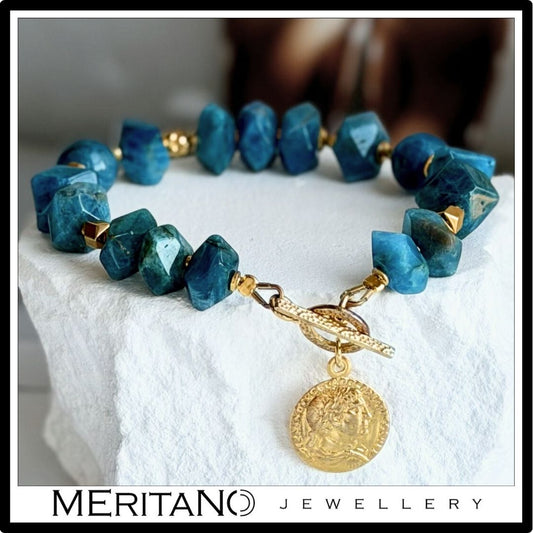 Bransoletka z apatytem i złotą zawieszką, niebieskie kamienie naturalne