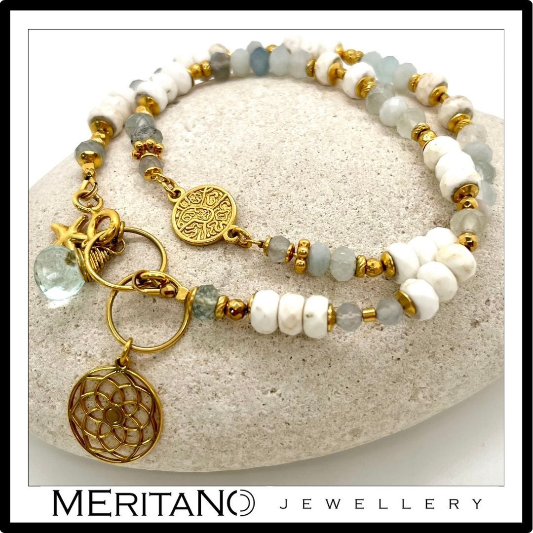 biała bransoletka howlit akwamaryn topaz moneta - widok na kamieniu