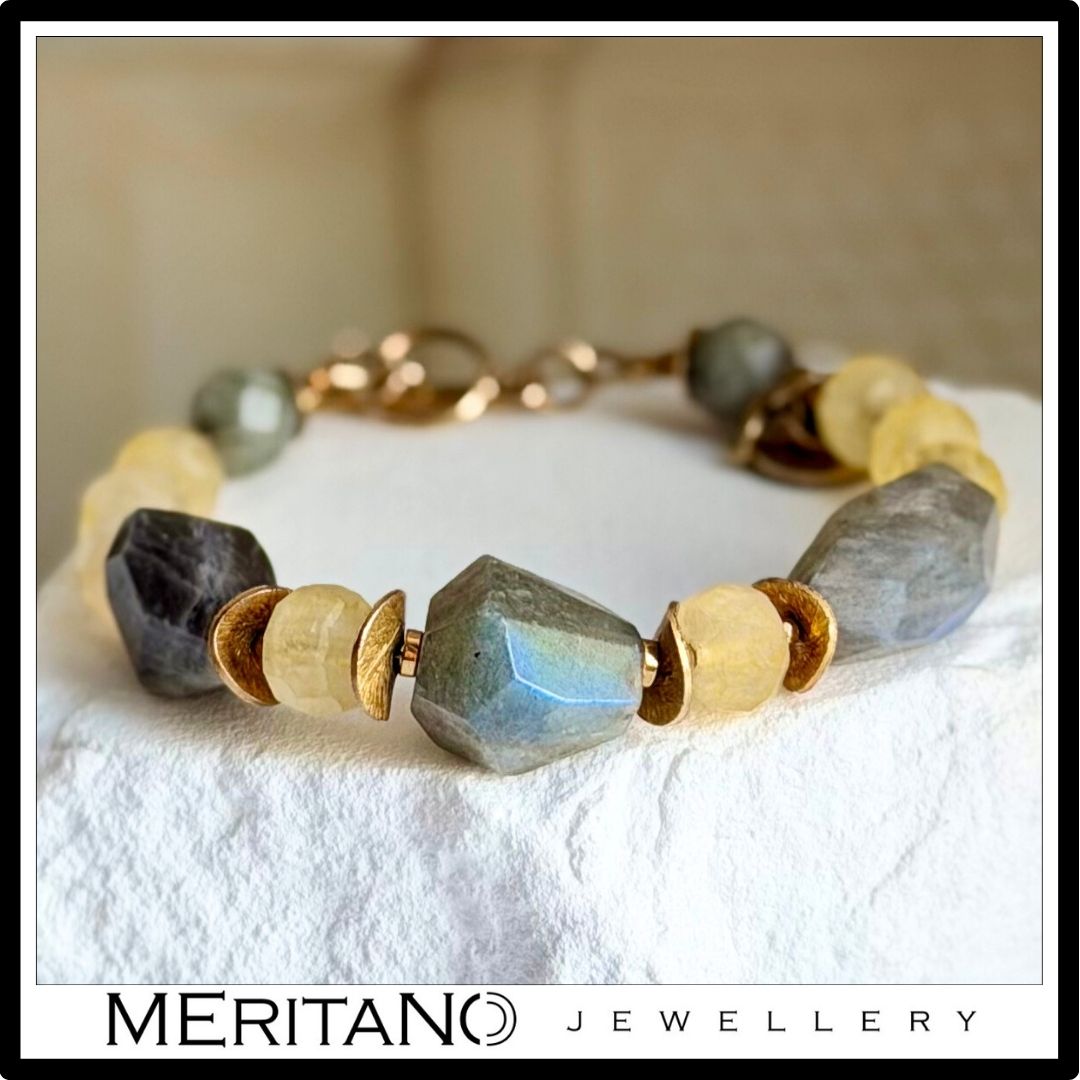 Bransoletka z cytrynem i labradorytem, widok na jasnym kamieniu