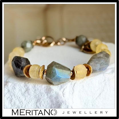 Bransoletka z cytrynem i labradorytem, widok na jasnym kamieniu