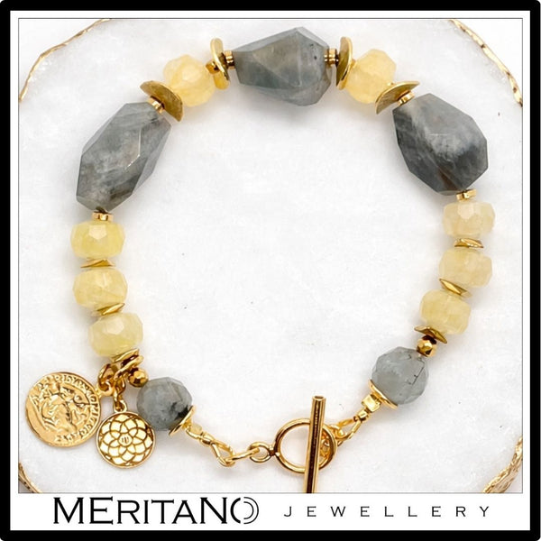 Bransoletka z cytrynem i labradorytem ze złotą zawieszką, zapięcie na patyczek - widok z góry