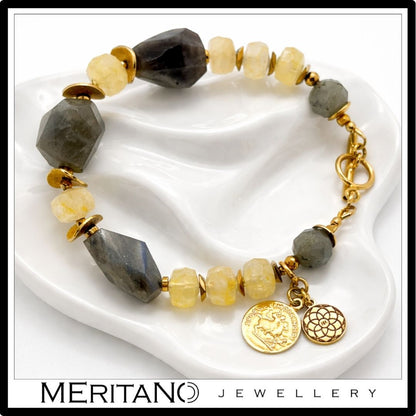 Bransoletka z cytrynem i labradorytem i zawieszką  - widok na białym postumencie