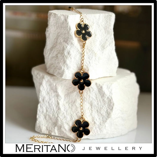 Czarno złota bransoletka z kwiatami i onyksem, pozłacana - widok na białym gipsie