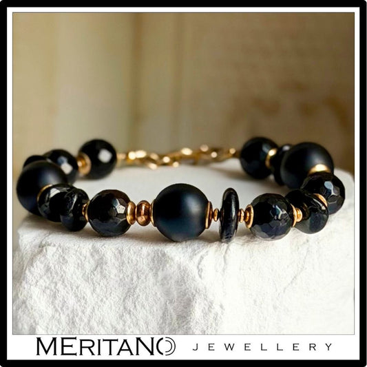 Bransoletka z turmalinem i onyksem, czarne kamienie, złota zawieszka