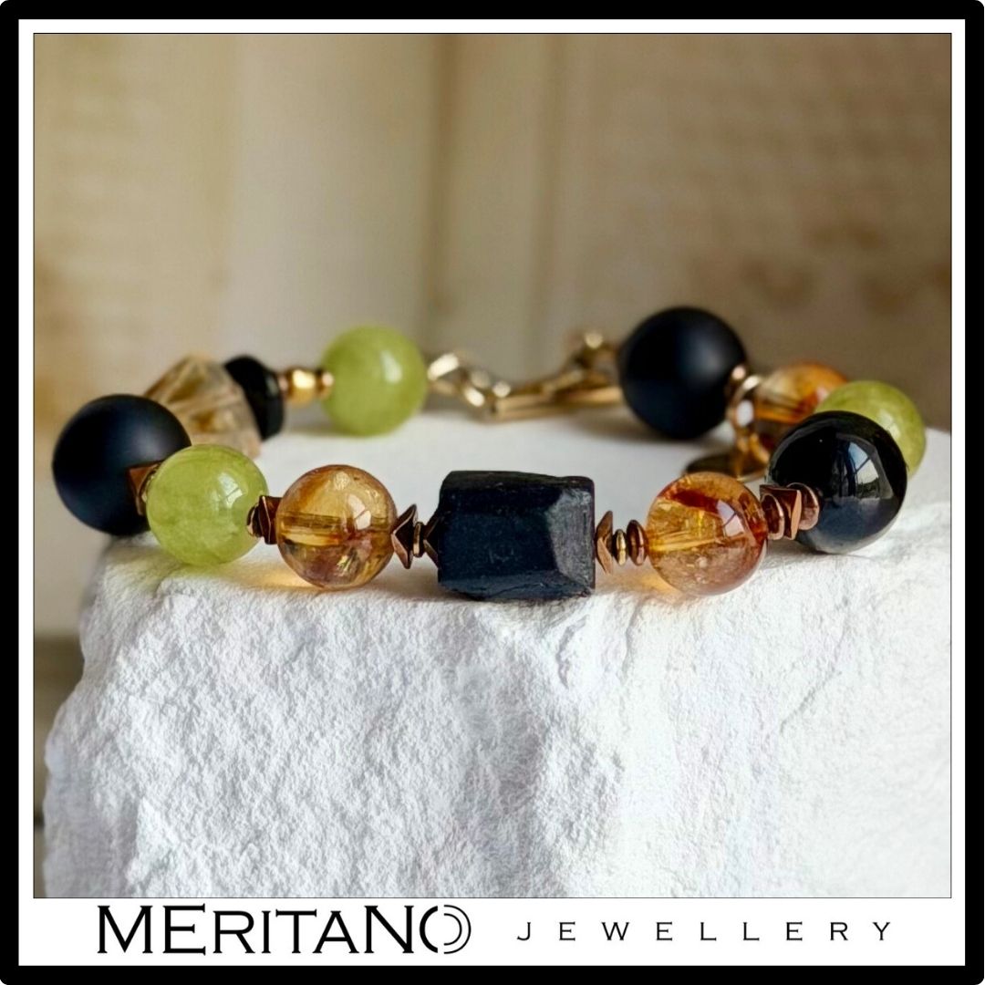 Bransoletka z czarnym turmalinem, jadeitem i cytrynem, duże kamienie - widok na białym kamieniu