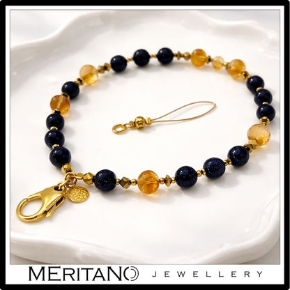 Bransoletka do telefonu z cytrynem i nocą Kairu - widok na porcelanowej tacy