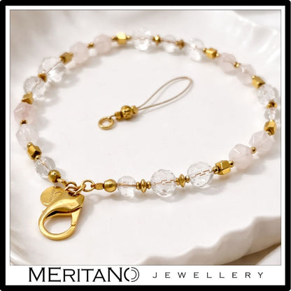 Bransoletka do telefonu z kryształem i kwarcem, widok na porcelanowej tacy