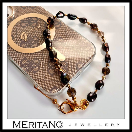 Bransoletka do telefonu z perłami i kwarcem dymnym - zbliżenie na detale Bransoletka do telefonu z perłami i kwarcem dymnym - zbliżenie na detale