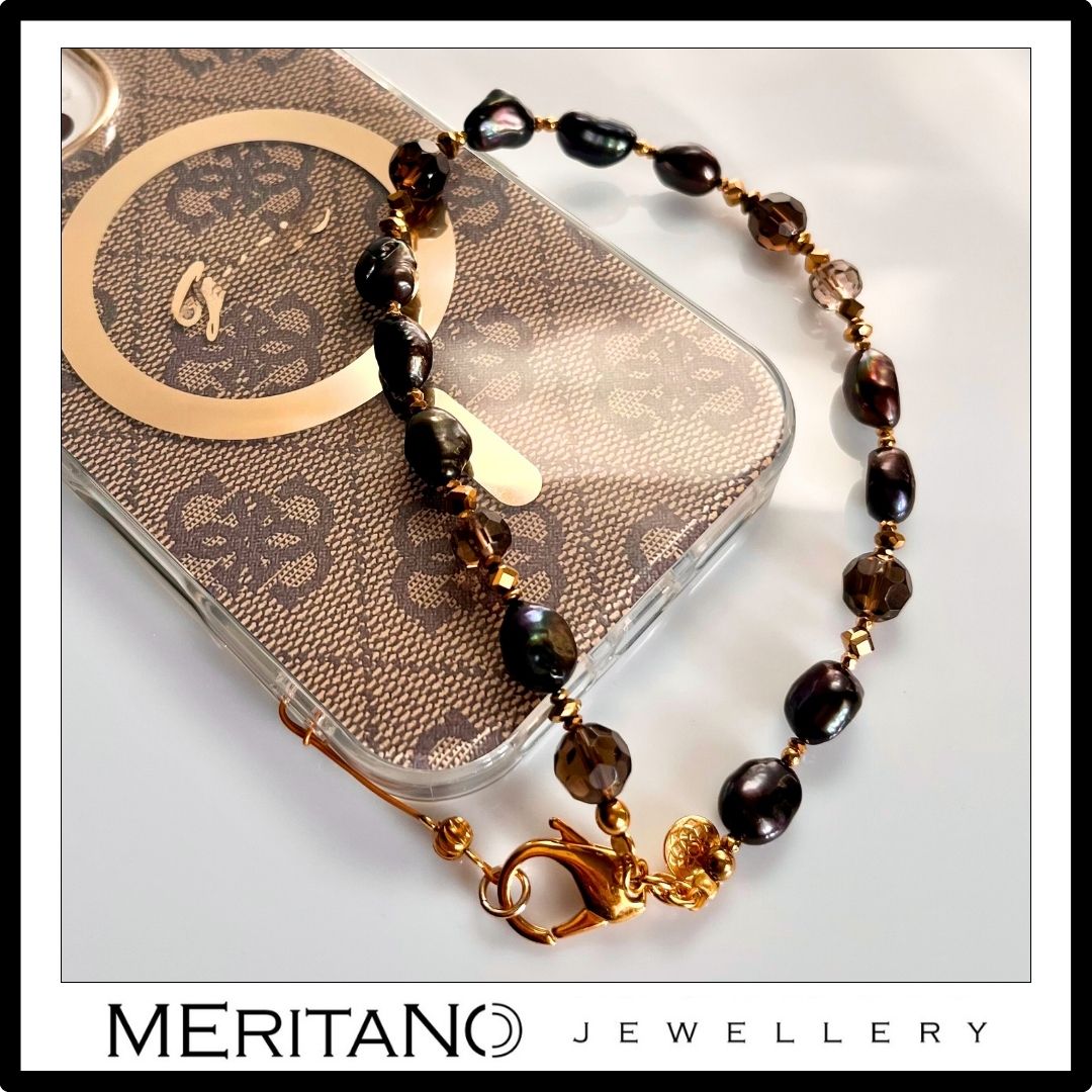 Bransoletka do telefonu z perłami i kwarcem dymnym - zbliżenie na detale