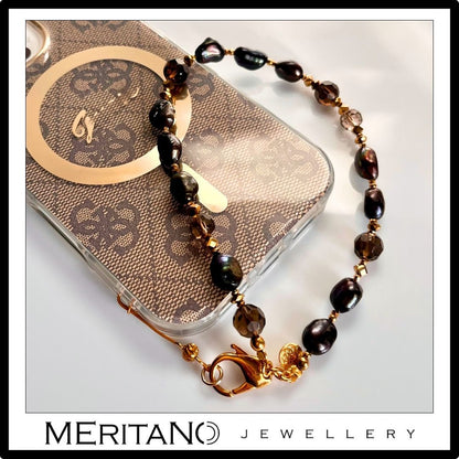 Bransoletka do telefonu z perłami i kwarcem dymnym - zbliżenie na detale