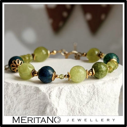 Bransoletka z jadeitem, chryzokolą i peridotem, zielone kamienie, złote dodatki - widok z przodu