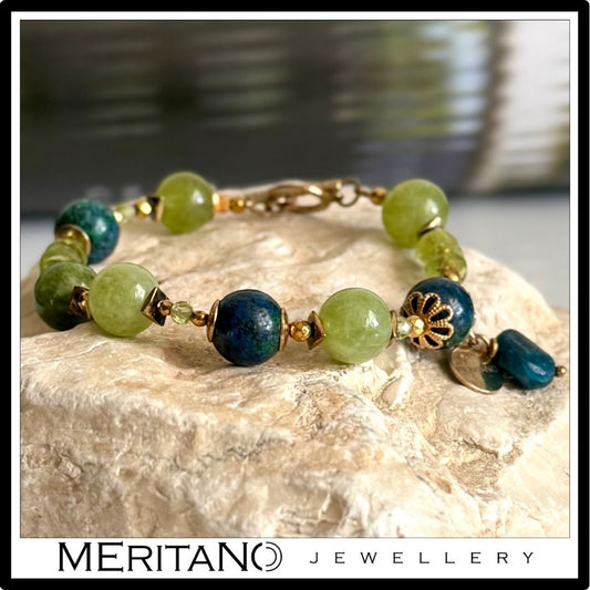 Bransoletka z jadeitem i chryzokolą. Widok na jasnym kamieniu