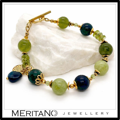 Zielona bransoletka z jadeitem i chryzokolą z zawieszką leżąca na białym kamieniu