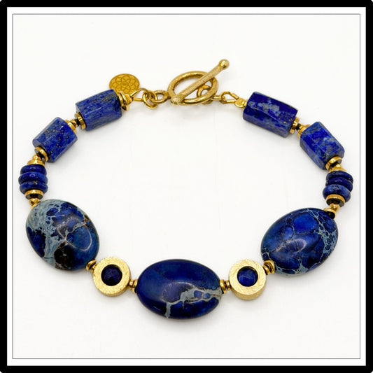 Bransoletka z lapis lazuli, jaspisem i kianitem, niebieskie kamienie naturalne, srebro pozłacane na białym tle