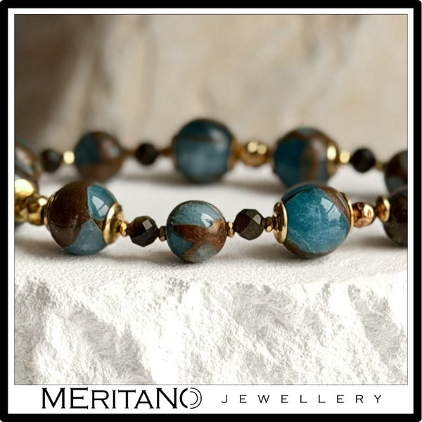 bransoletka z obsydianem, jaspisem i monetą - widok z boku na skalę kamieni