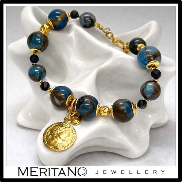 Bransoletka z monetą, jaspisem i obsydianem - widok na porcelanie