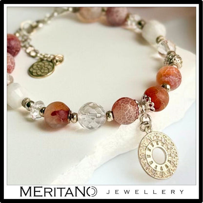 Bransoletka kamień księżycowy i różowy agat ze srebrną  zawieszką - widok z bliska