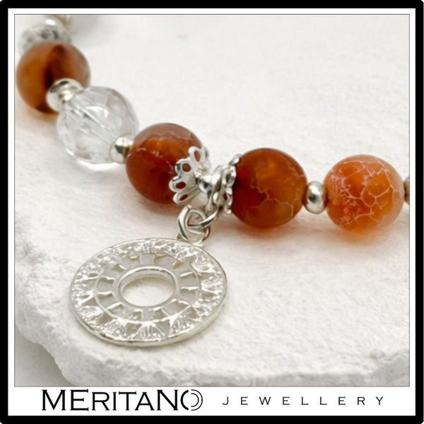 Bransoletka kamień księżycowy i różowy agat ze srebrną  zawieszką - zbliżenie na zawieszkę