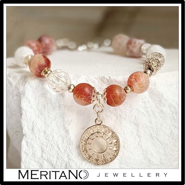 Bransoletka kamień księżycowy i różowy agat ze srebrną  zawieszką - widok na kamieniu