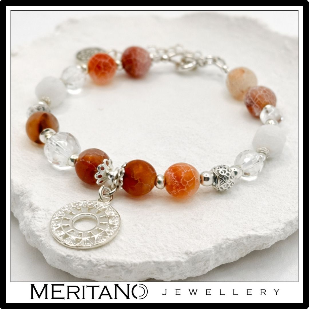 Bransoletka kamień księżycowy i różowy agat ze srebrną  zawieszką - widok na gipsowej tacy