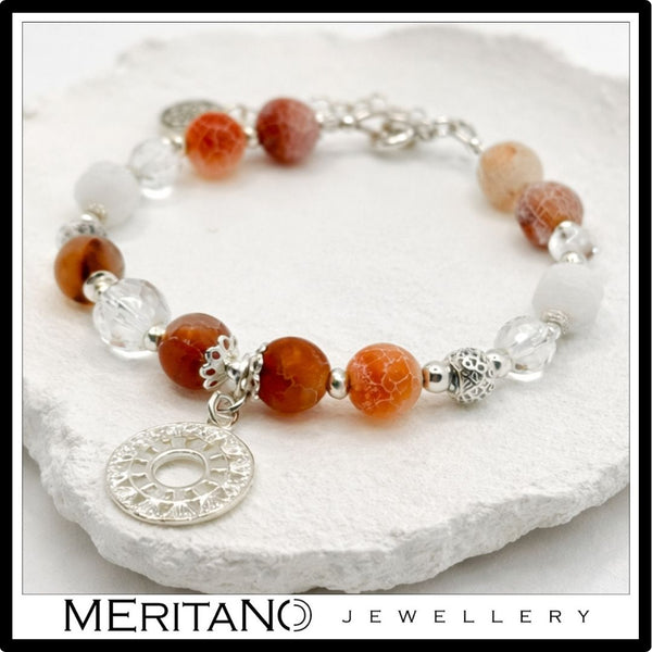 Bransoletka kamień księżycowy i różowy agat ze srebrną  zawieszką - widok na gipsowej tacy