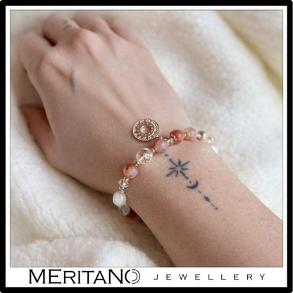 Bransoletka kamień księżycowy i różowy agat ze srebrną  zawieszką - widok na ręce