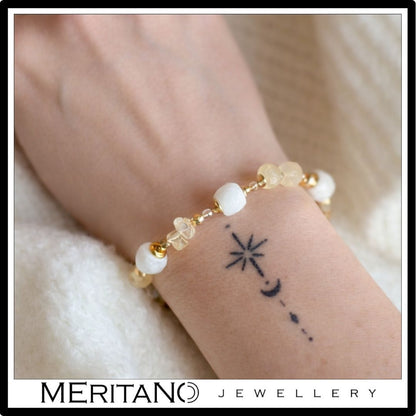 Bransoletka z kamieniem księżycowym i cytrynem, ozdobiona zawieszką, widok na ręce