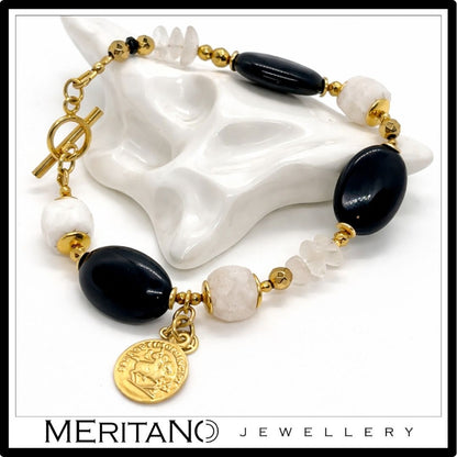 Bransoletka z onyksem i kamieniem księżycowym z monetą   - widok na porcelanie