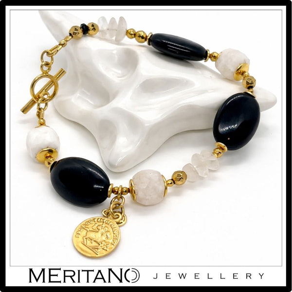 Bransoletka z onyksem i kamieniem księżycowym z monetą   - widok na porcelanie