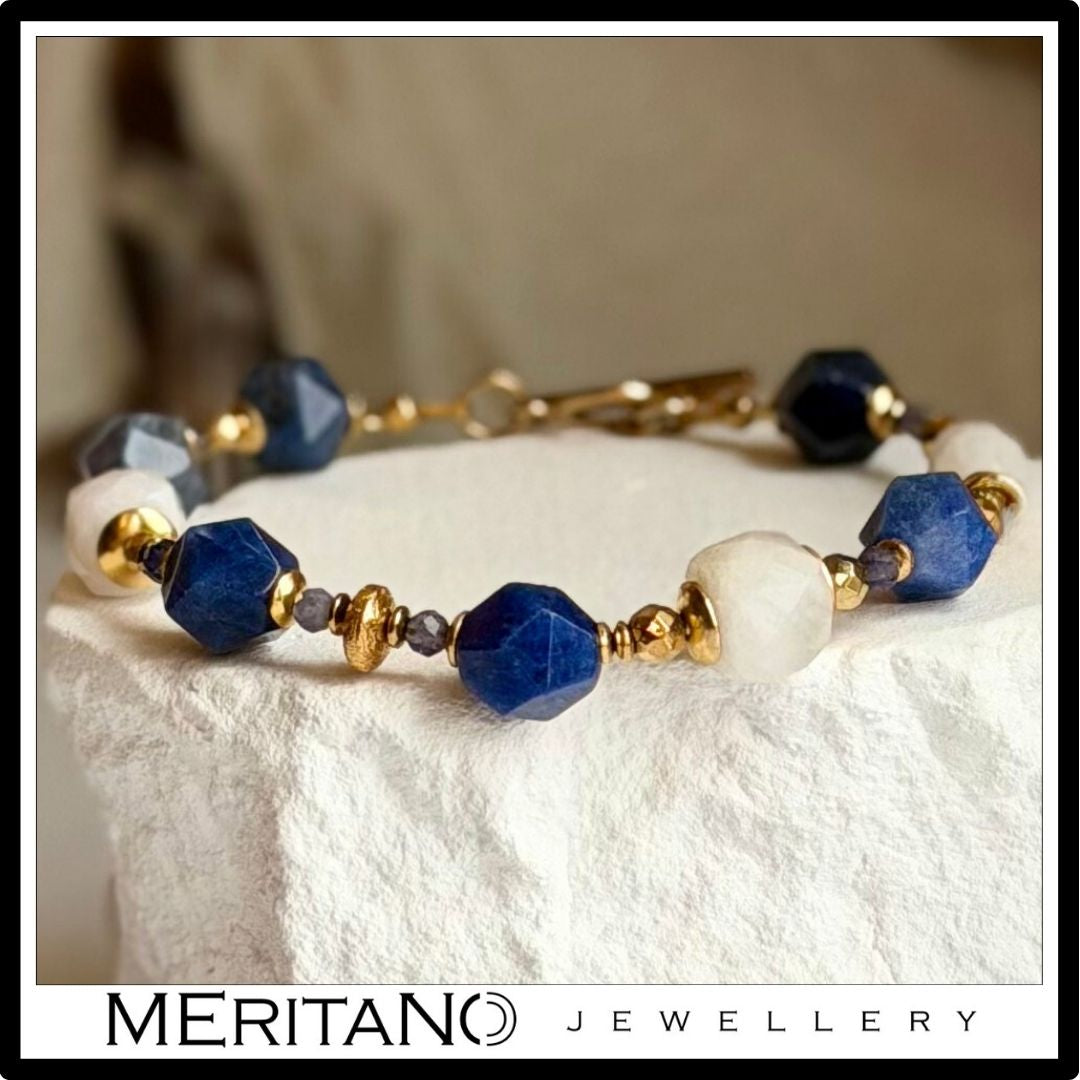 Bransoletka z kamieniem księżycowym i sodalitem, białe i niebieskie kamienie, zapięcie na patyczek