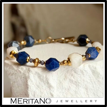 Bransoletka z kamieniem księżycowym i sodalitem, białe i niebieskie kamienie, zapięcie na patyczek