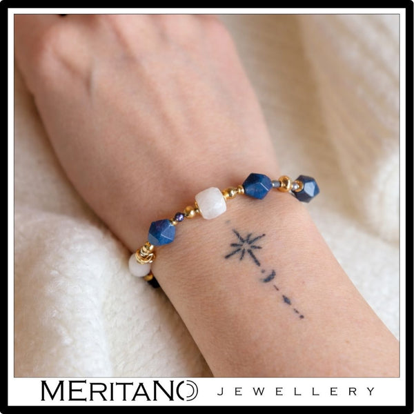 Bransoletka z kamieniem księżycowym i sodalitem, białe i niebieskie kamienie, zapięcie na patyczek na ręce